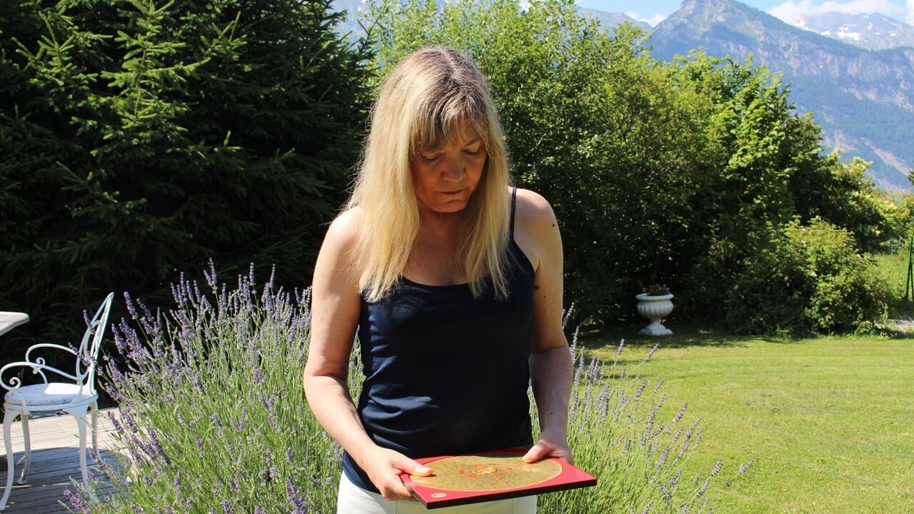 Florence Jaquier testant personnellement un Luo Pan de l'Institut Suisse de Feng Shui